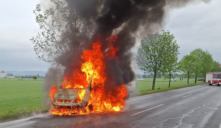 Firemní dodávka shořela, nadhled ne. Pekařství ze Zábřehu glosuje požár s černým humorem