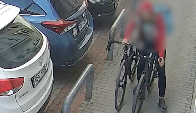 Falešný kurýr vykrádal byty na Brněnsku. Nepohrdnul drogerií ani varnou deskou