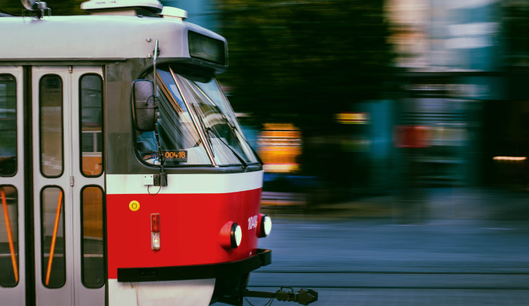 Tramvaj zastavil chodec v tunelu. Tvrdil, že hledal tašku a bál se pavouka