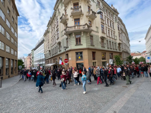 Stovky lidí vyšly v Brně do ulic za veřejnoprávní média. Kritizují plánované změny financování