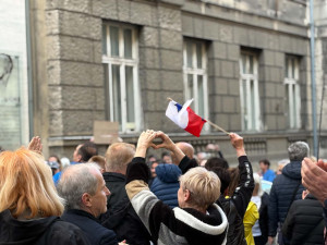 Stovky lidí vyšly v Brně do ulic za veřejnoprávní média. Kritizují plánované změny financování