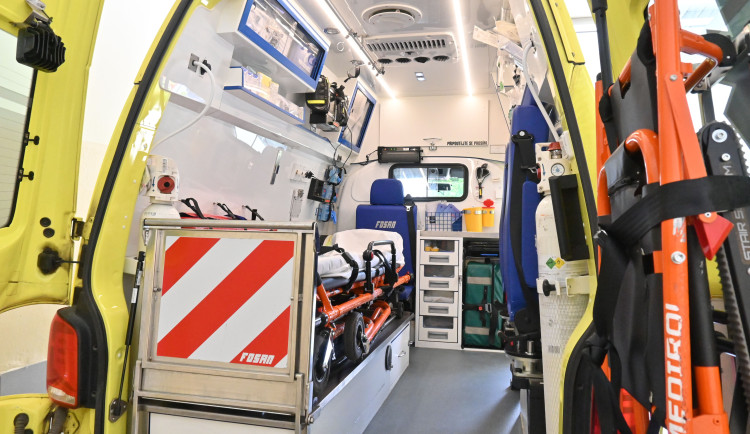 Na D6 u Bošova na Karlovarsku zemřel řidič, jeho vůz se převrátil na střechu