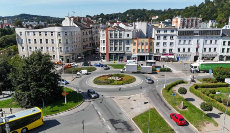 Na začátku týdne jsou v Náchodě kolony od Polska, ve čtvrtek a pátek od České Skalice