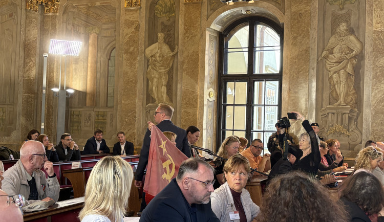 Žena mávala na brněnském zastupitelstvu sovětskou vlajkou. Případ teď řeší policie