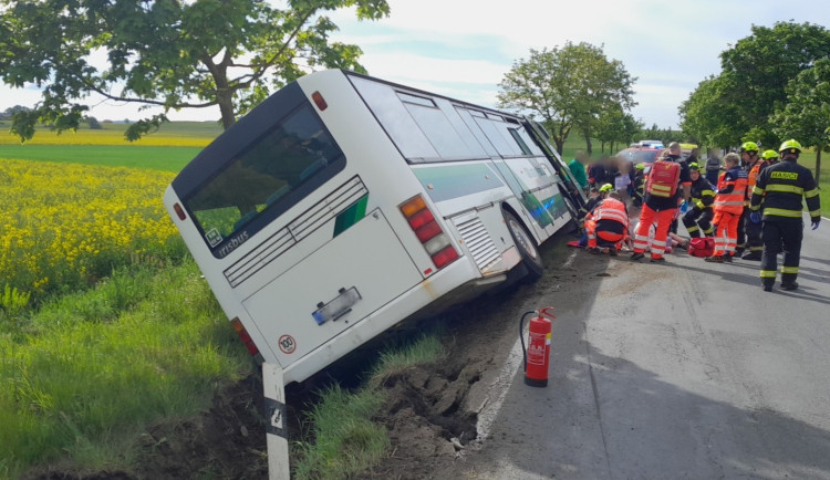 Autobus plný dětí havaroval na Rokycansku. Zranilo se 13 dětí a jedna dospělá osoba