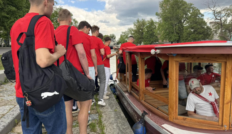 FOTO, VIDEO: Sešívaní z Koháče vyrazili na vítězný pohárový zápas lodí
