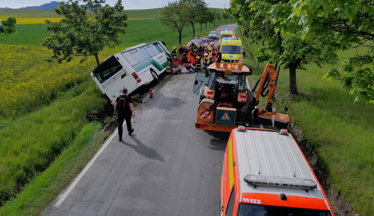 Po vážné nehodě autobusu plného dětí nemocnice okamžitě spustila traumaplán