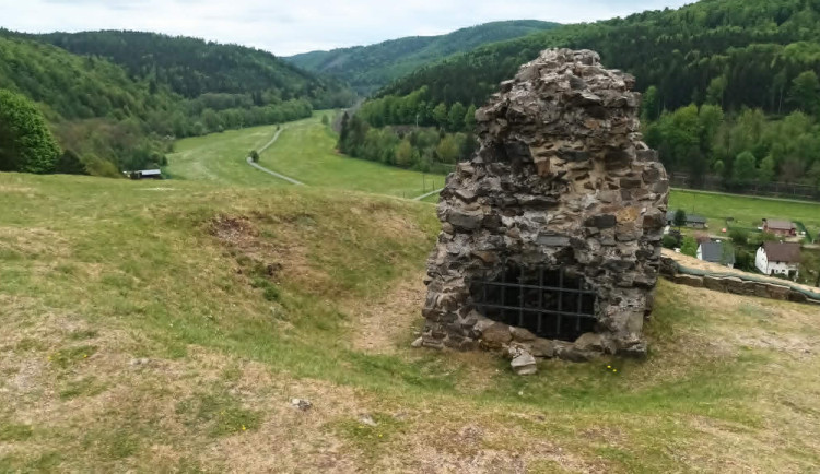 TIP NA VÝLET: Zbytky hradu Hoštejna, malebná krajina a údolí, ale i Vodoléčebná stezka J. Cimrmana