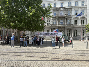 Sudetští Němci debatovali u dlouhých stolů, odpůrci protestovali s transparenty