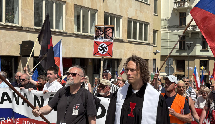 FOTO: Husitský chorál a české vlajky. Brnem prošel protest proti sudetským Němcům