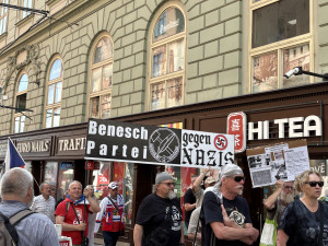 FOTO: Husitský chorál a české vlajky. Brnem prošel protest proti sudetským Němcům