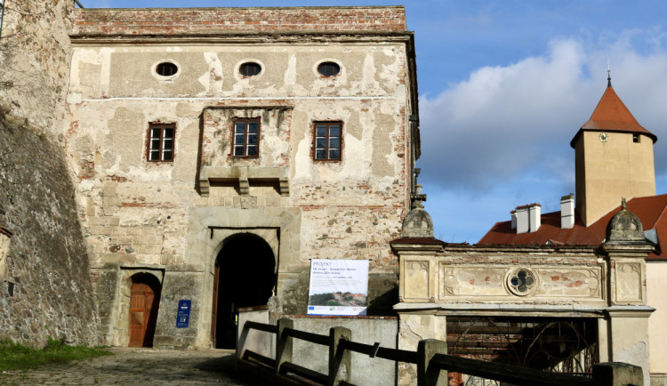 Pod Jižní branou hradu Veveří našli archeologové základy středověké hradby