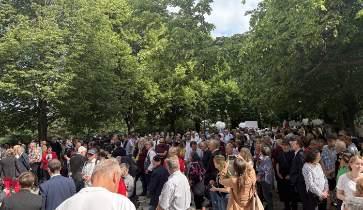 Společná pieta v Brně. Sudetští Němci i Češi uctili oběti okupace u Kounicových kolejí