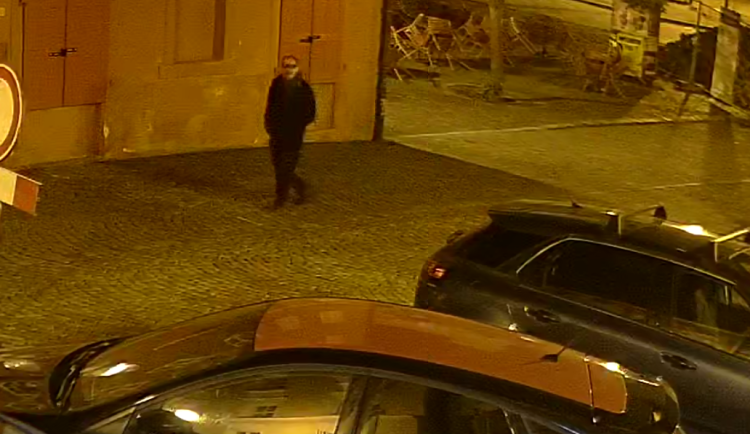Policie hledá vandala, který v Chebu nasprejoval hákové kříže. Zachytily ho kamery