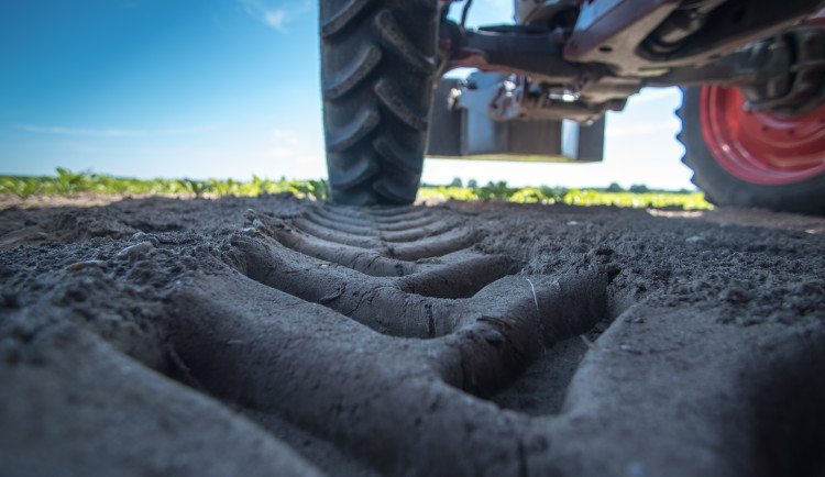 Na seniora se na Hodonínsku převrátil traktor, muž na místě zemřel