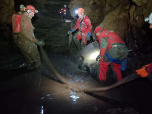 V Moravském krasu uvízli fiktivní jeskyňáři, hasiči trénovali jejich záchranu