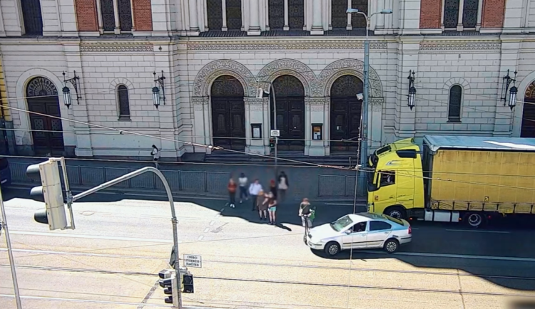 VIDEO: Drsné video zachytilo, jak auto na přechodu smetlo kurýra na elektrokoloběžce