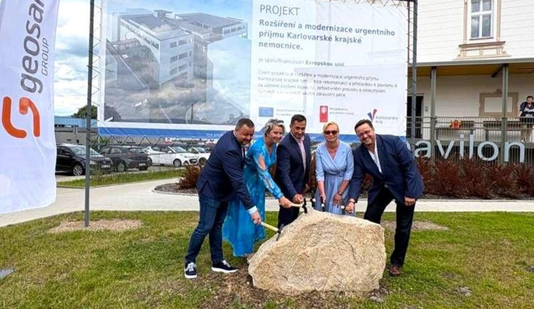 V karlovarské nemocnici začala stavba nového urgentního příjmu za 550 milionů