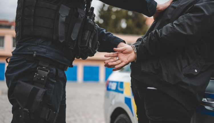 Nebezpečný mladý agresor ohrožoval policisty pistolí a mačetou. To se mu nevyplatilo