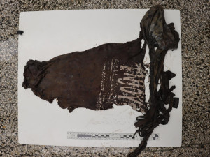 Totožnost muže nalezeného ve Svratce zjišťují policisté už rok. Poznáte jeho oděv?