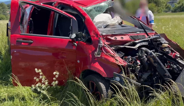 Muž ukradl auto, které po chvíli otočil na střechu. Při nehodě vypadl čelním oknem