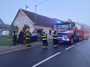 Pobořil dům a vážně se zranil. Řidiče po havárii na Brněnsku vyprošťovali hodiny