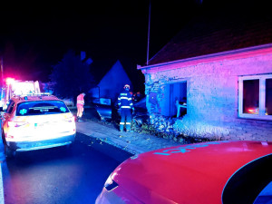 Pobořil dům a vážně se zranil. Řidiče po havárii na Brněnsku vyprošťovali hodiny