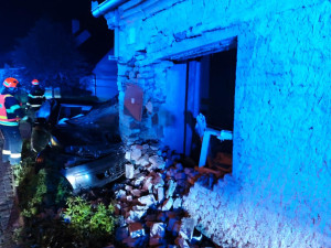 Pobořil dům a vážně se zranil. Řidiče po havárii na Brněnsku vyprošťovali hodiny