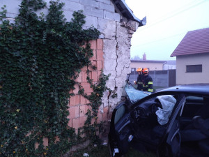 Pobořil dům a vážně se zranil. Řidiče po havárii na Brněnsku vyprošťovali hodiny