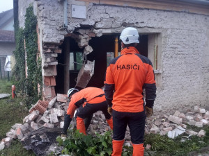 Pobořil dům a vážně se zranil. Řidiče po havárii na Brněnsku vyprošťovali hodiny