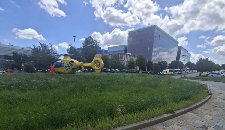 Heliport byl plný, záchranářský vrtulník tak s pacientkou v Brně přistál na kruháči