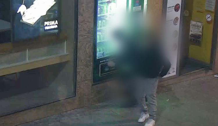 Mladík se snažil vybrat konopný automat bez placení, pomáhal si klacíkem
