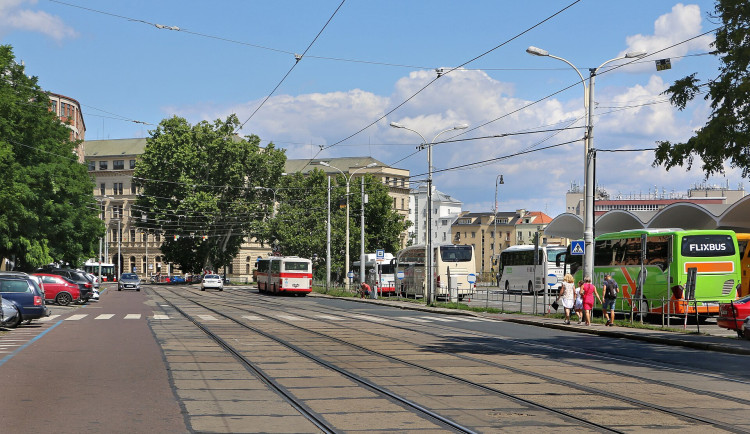 Brněnská Benešova ulice bude až do října rozkopaná, auta pojedou po chodníku
