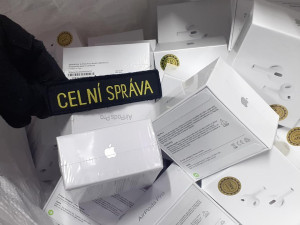 Kabelky i telefony. Celníci skórovali na tržnici v Hatích, našli padělky za miliony