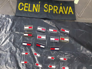 Kabelky i telefony. Celníci skórovali na tržnici v Hatích, našli padělky za miliony
