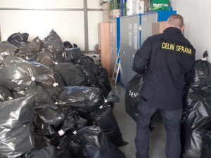 Kabelky i telefony. Celníci skórovali na tržnici v Hatích, našli padělky za miliony