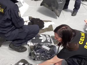 Kabelky i telefony. Celníci skórovali na tržnici v Hatích, našli padělky za miliony