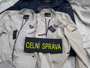 Kabelky i telefony. Celníci skórovali na tržnici v Hatích, našli padělky za miliony