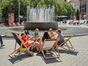 Odpočívat ve městě a trávit čas na sluníčku. V centru Brna přibyly stovky lehátek