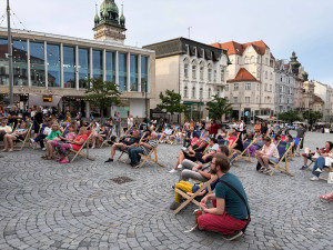 Odpočívat ve městě a trávit čas na sluníčku. V centru Brna přibyly stovky lehátek