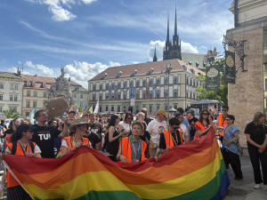 VIDEO: Brnem prošly stovky lidí v duhovém průvodu, dorazily celé rodiny i politici