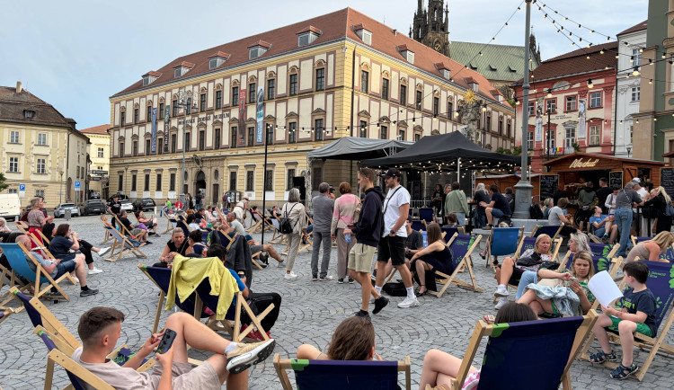 Odpočívat ve městě a trávit čas na sluníčku. V centru Brna přibyly stovky lehátek