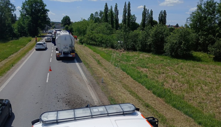 Po střetu s kamionem zmizelo odražené auto v hustém porostu, kde přerazilo strom