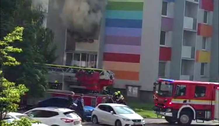 VIDEO: Baterie elektrokola vzplála při nabíjení. Na sídlišti v Olomouci vyhořel byt