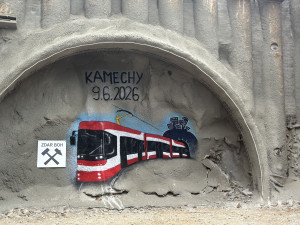 Šalinový tunel na Kamechy je proražený. Dělníci se pustí do pokládky kolejí