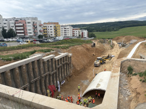 Šalinový tunel na Kamechy je proražený. Dělníci se pustí do pokládky kolejí