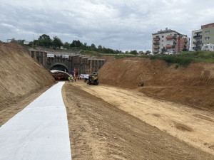 Šalinový tunel na Kamechy je proražený. Dělníci se pustí do pokládky kolejí