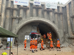 Šalinový tunel na Kamechy je proražený. Dělníci se pustí do pokládky kolejí