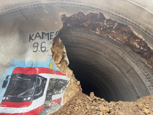Šalinový tunel na Kamechy je proražený. Dělníci se pustí do pokládky kolejí