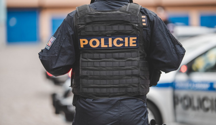 Muž v Krnově napadl a zranil desetiletou školačku. Policie ho dopadla